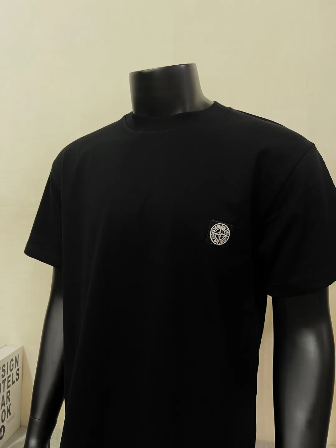 P140 STONE ISLAND top version, differentiated currency, 2025ss official website synchronization, embroidered small label LOGO short-sleeved T-shirt, 64 counts, high density 240g double yarn pure cotton, imported machine embroidered small label, embroidered letters are clean and neat, supports NFC scanning code to enter GW, YB ready-to-wear fabric collar hemming, shoulder bone and tight thread It will not deform after being worn for a long time. It has been washed with high temperature for 4 times. It does not fade, shrink or pill. It is comfortable and stretchable. It is a must-have wardrobe item. Same style for men and women. Five colors: lilac gray, dark gray, white, black, copper brown. Size: XS-L. Maximum L can wear 200 pounds.